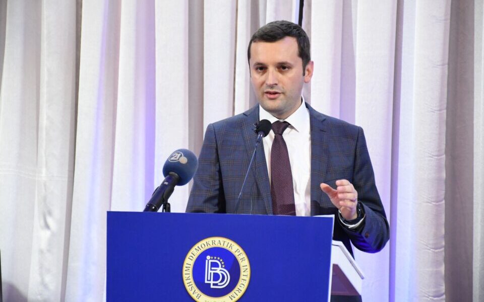 Ahmeti  Dy drejtorë maqedonas dhe politikë e përbuzjes së gjuhës shqipe