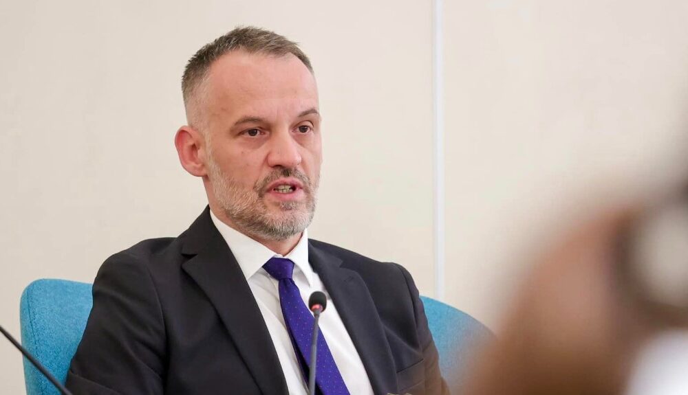 Fetai në izolim brenda VLEN it   rebelim  dezertim dhe dëshpërim te njerëzit e tij