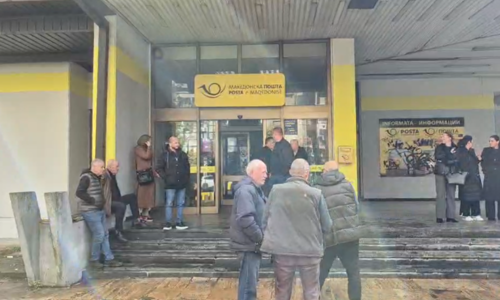 Protestë në Postën e Tetovës  Punëtorët me rroga të vonuara  nuk mund t i paguajnë faturat në kohë
