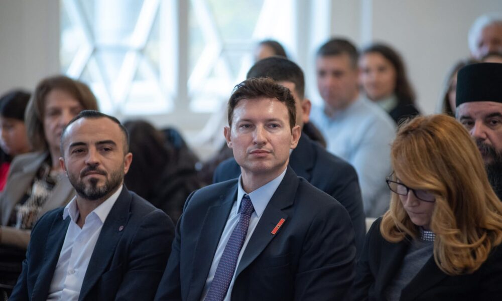 Suat Shaqiri në krah të Ambasadorit Denion Meidani në shënimin e 22 Nëntorit