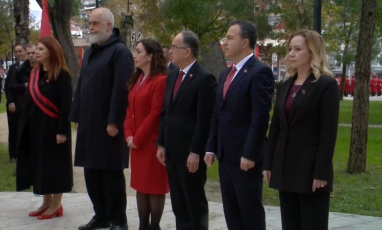 Ceremonia e ngritjes së flamurit në Vlorë  marrin pjesë kryeministri Rama dhe Presidenti Begaj dhe Vjosa Osmani