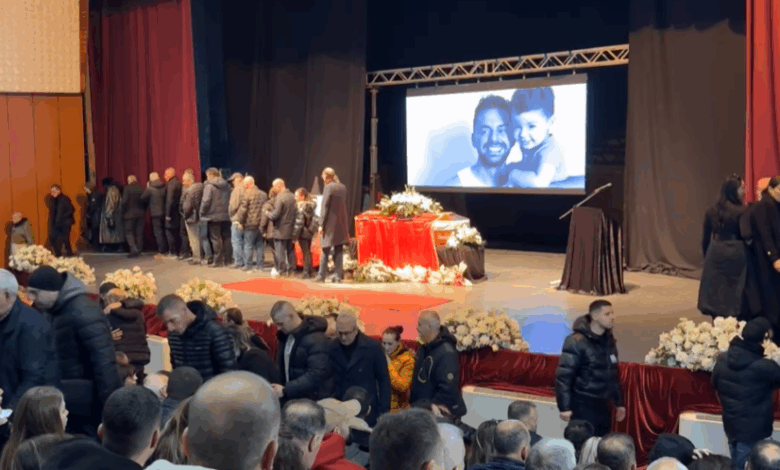 Shpat Kasapi merr duartrokitjet e fundit nga të gjitha trojet shqiptare gjatë komemoracionit që po mbahet në Tetovë