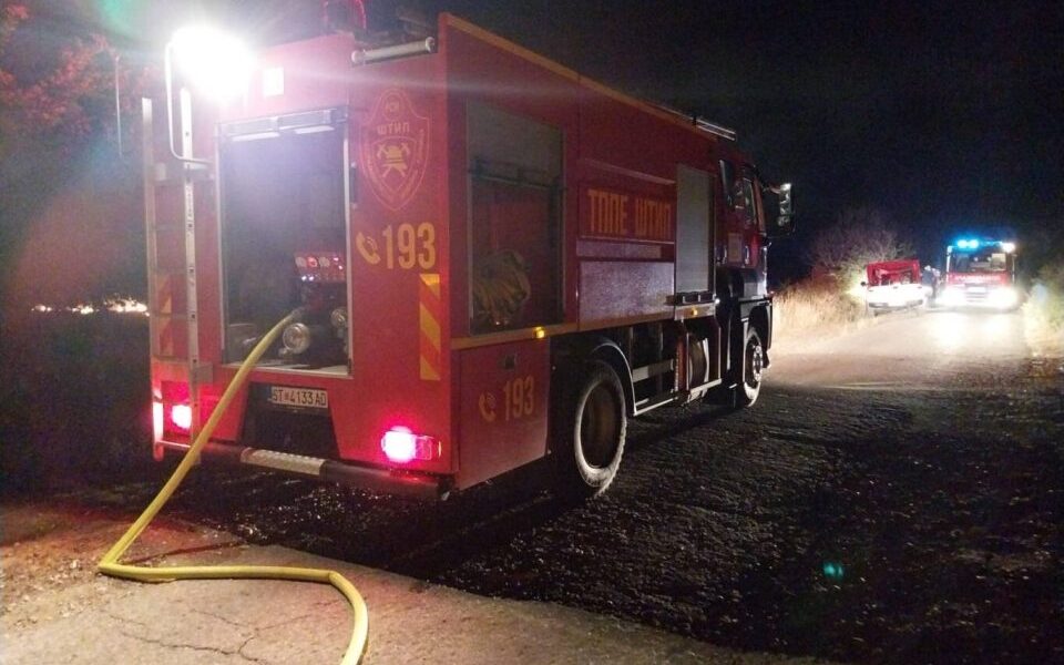 Zjarr i madh shpërthen në një magazinë brenda kompleksit  Makstil  në Shkup