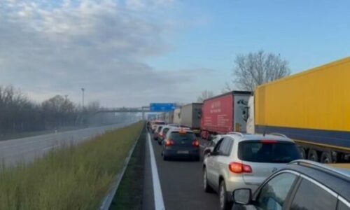 Kolonat deri në 11 kilometra në kufirin Hungari   Serbi  mërgimtarët drejt vendlindjes