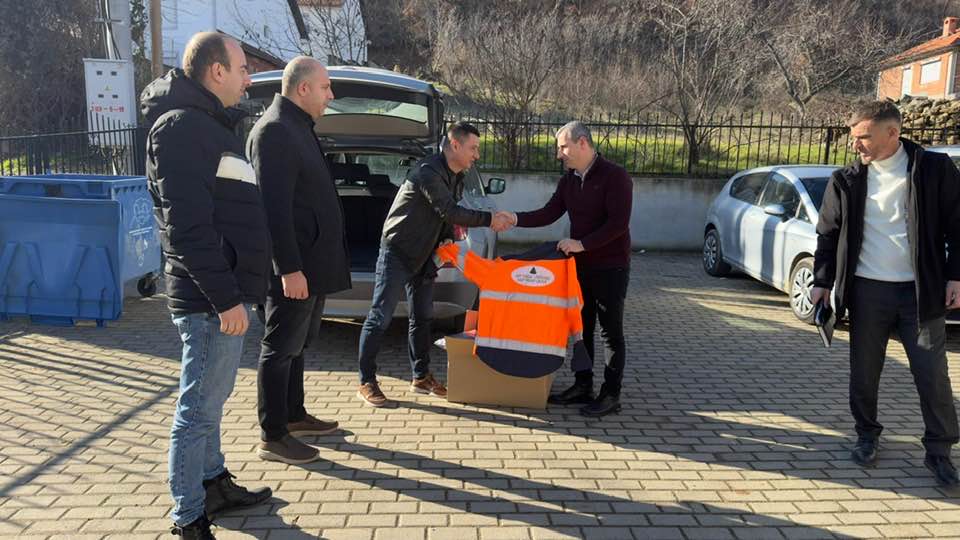 Deputeti Rijad Shaqiri dhuron uniforma pune për NP  Pisha  nga Komuna e Likovës