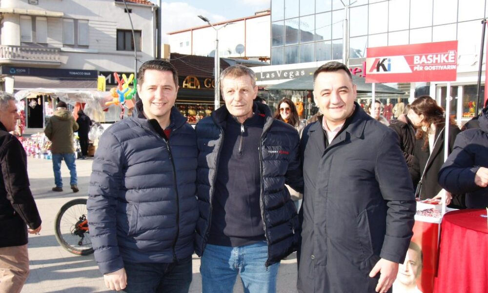 Vlbon Limani e Valdet Xhaferi mes qytetarëve të Gostivarit vizituan Qendrën e Qytetit dhe Tregun e Gjelbër