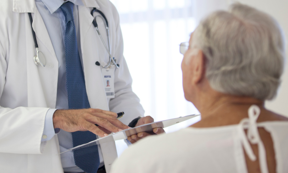 Mjeku i rremë nga  Sllovenia  i merr 30 mijë euro 86 vjeçares në Maqedonia