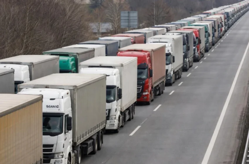 Bllokadë në disa pika kufitare  transportuesit e mallrave sot në protestë