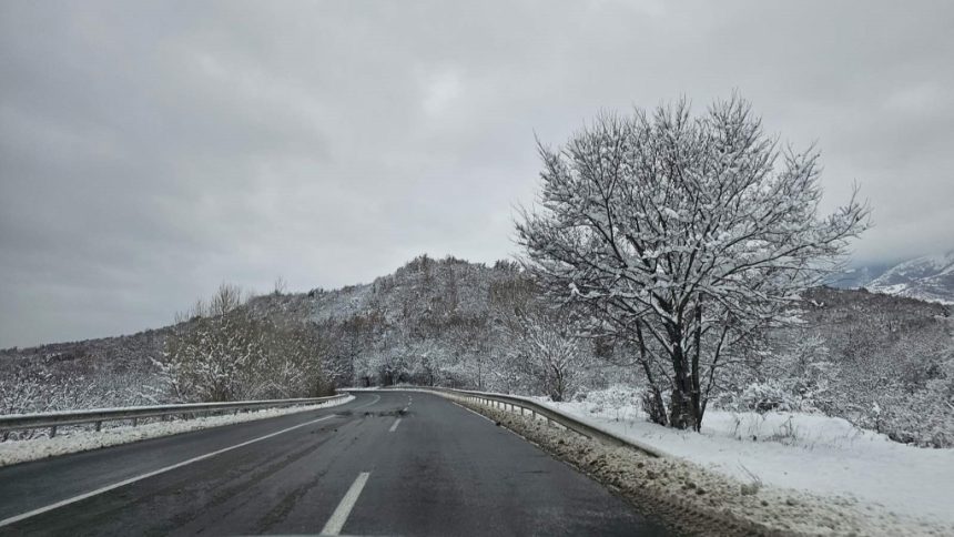 Hiqet ndalesa për kamionët dhe autobusët në rrugën Gostivar Strazhë Kërçovë