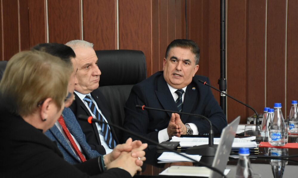 Kryetari i Senatit të UT së  Kenan Ferati   Janevskës  Projektligji rrezikon autonominë universitare dhe zhvillimin e barabartë