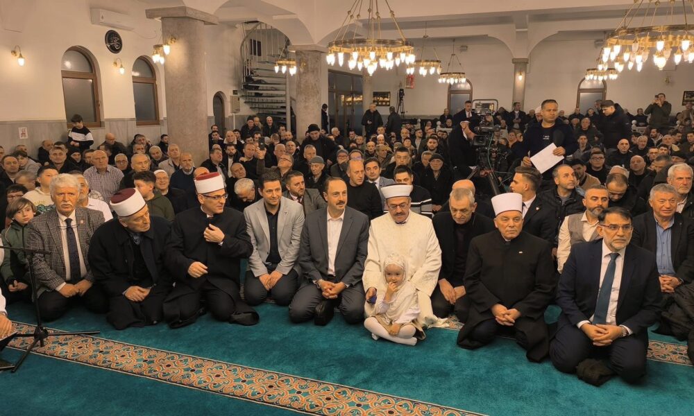 Kryetari Limani dhe ambasadori turk Ulusoy marrin pjesë në manifestimin e Natës së Beratit në Gostivar