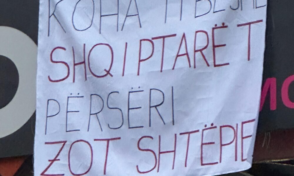 Grafite me mesazh mobilizues në rrugët e Shkupit