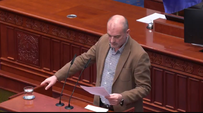 Halil Snopçe ngre në Kuvend çështjen e thirrjeve raciste ndaj shqiptarëve në ndeshjet e futbollit