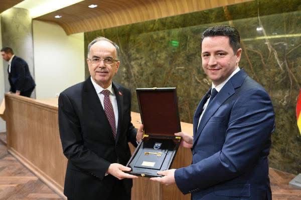 Presidenti Bajram Begaj pritet me nderime të larta në Gostivar  Valbon Limani i dhuron  Çelësin e Qytetit 